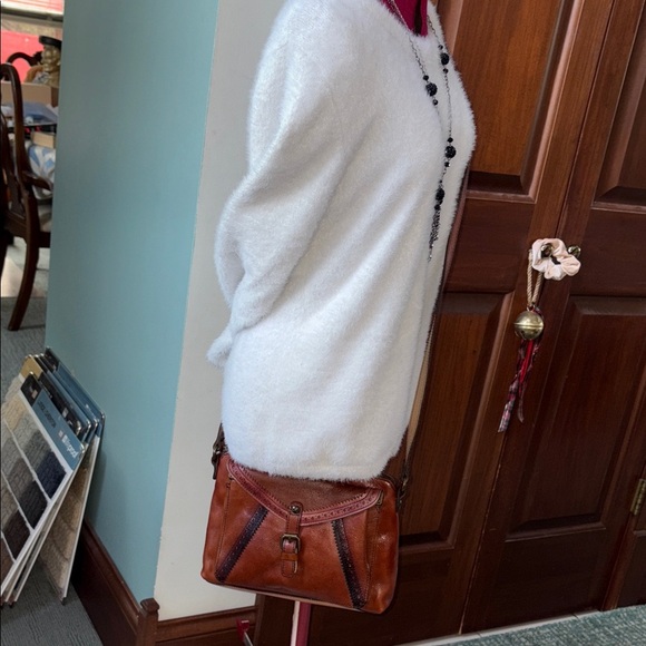 Patricia Nash  leather Crossbody bag cut out leather trim  brown large front poc - Picture 2 of 13